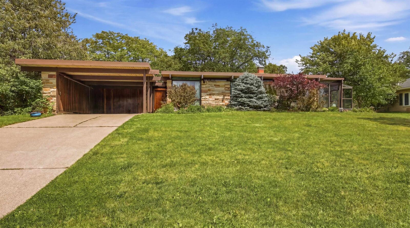 Property Photo: 1160 Arrowhead Drive IA 52003