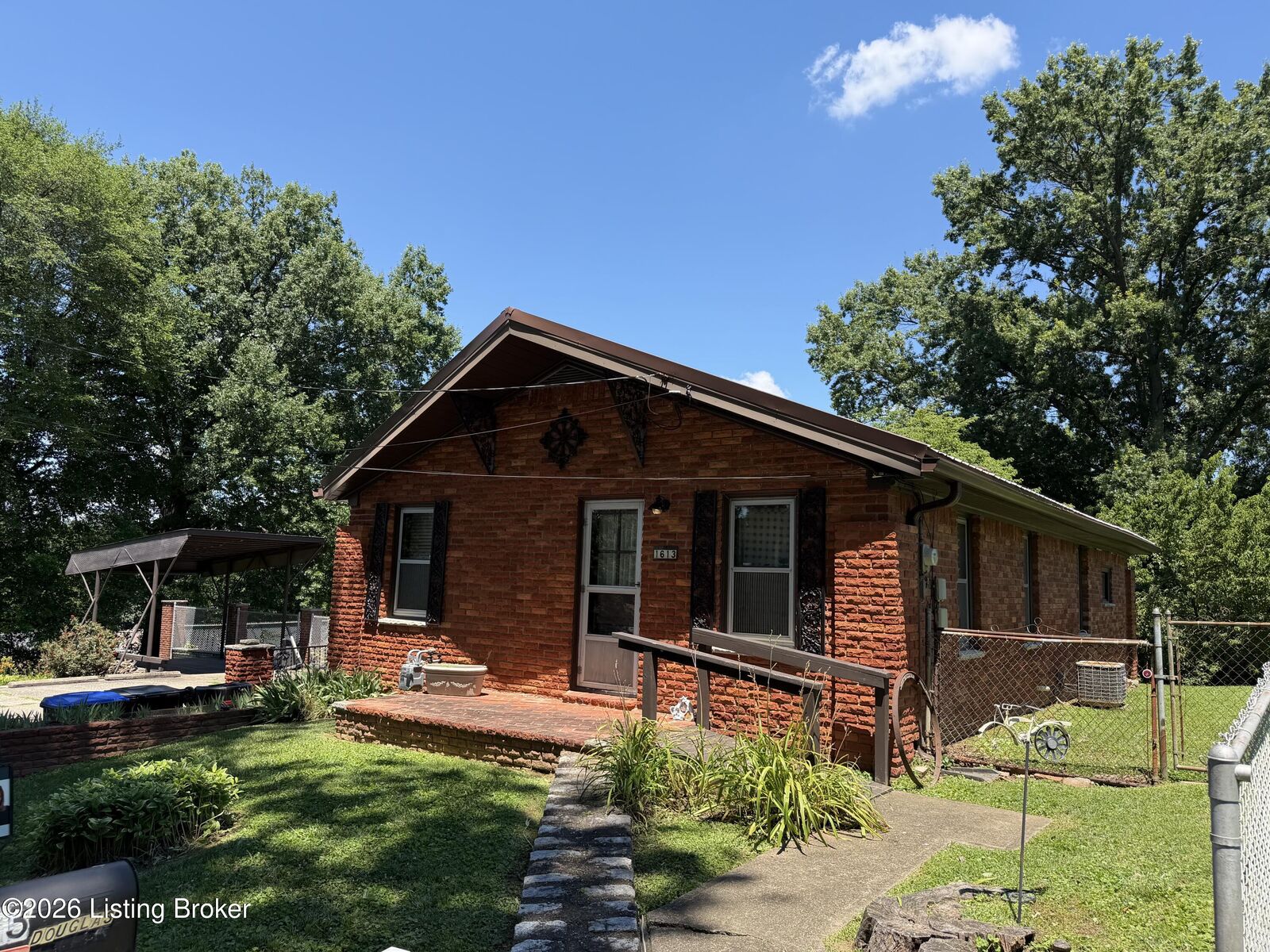 Property Photo:  1613 Eskridge Ln  KY 40216 
