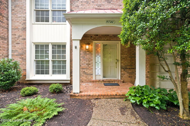 Property Photo:  5720 Coach Gate Wynde  KY 40207 