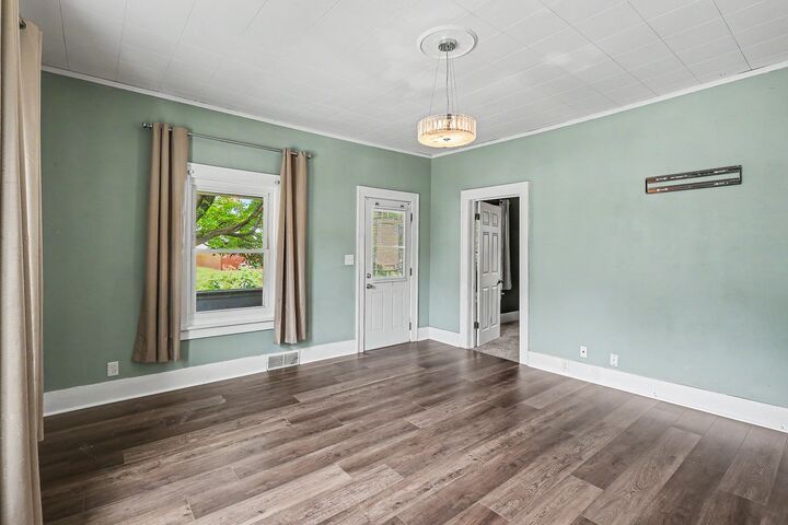 Property Photo: 309 D Avenue W IA 52577