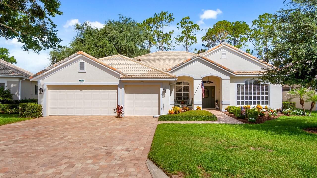 Property Photo:  3916 Payton Court  FL 34711 