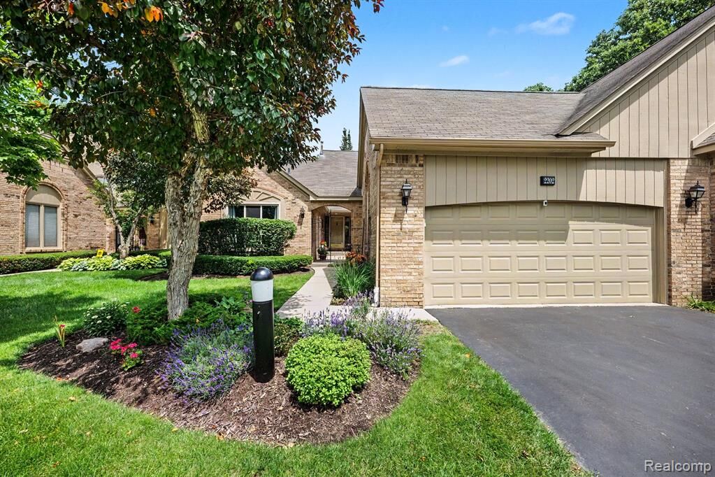 Property Photo:  2202 Elm Circle  MI 48316 1046 