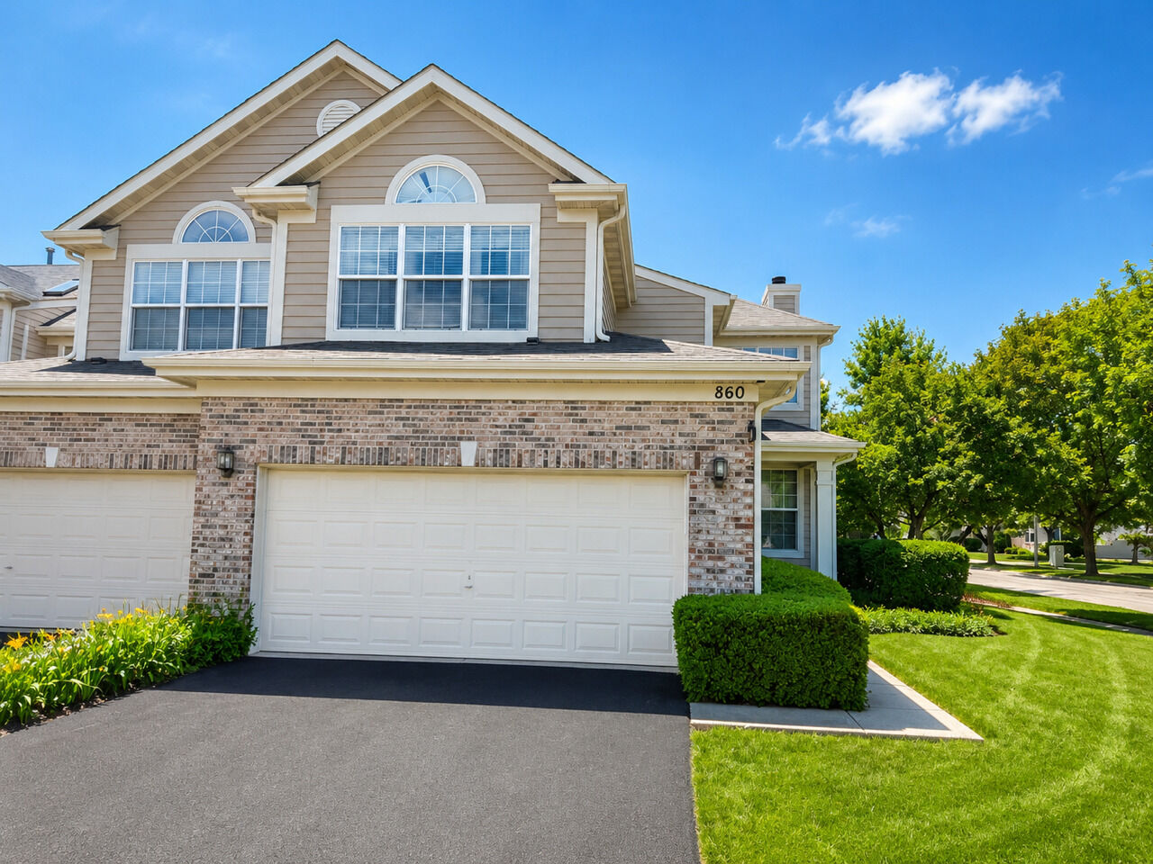 Property Photo: 860 Havenshire Road IL 60565