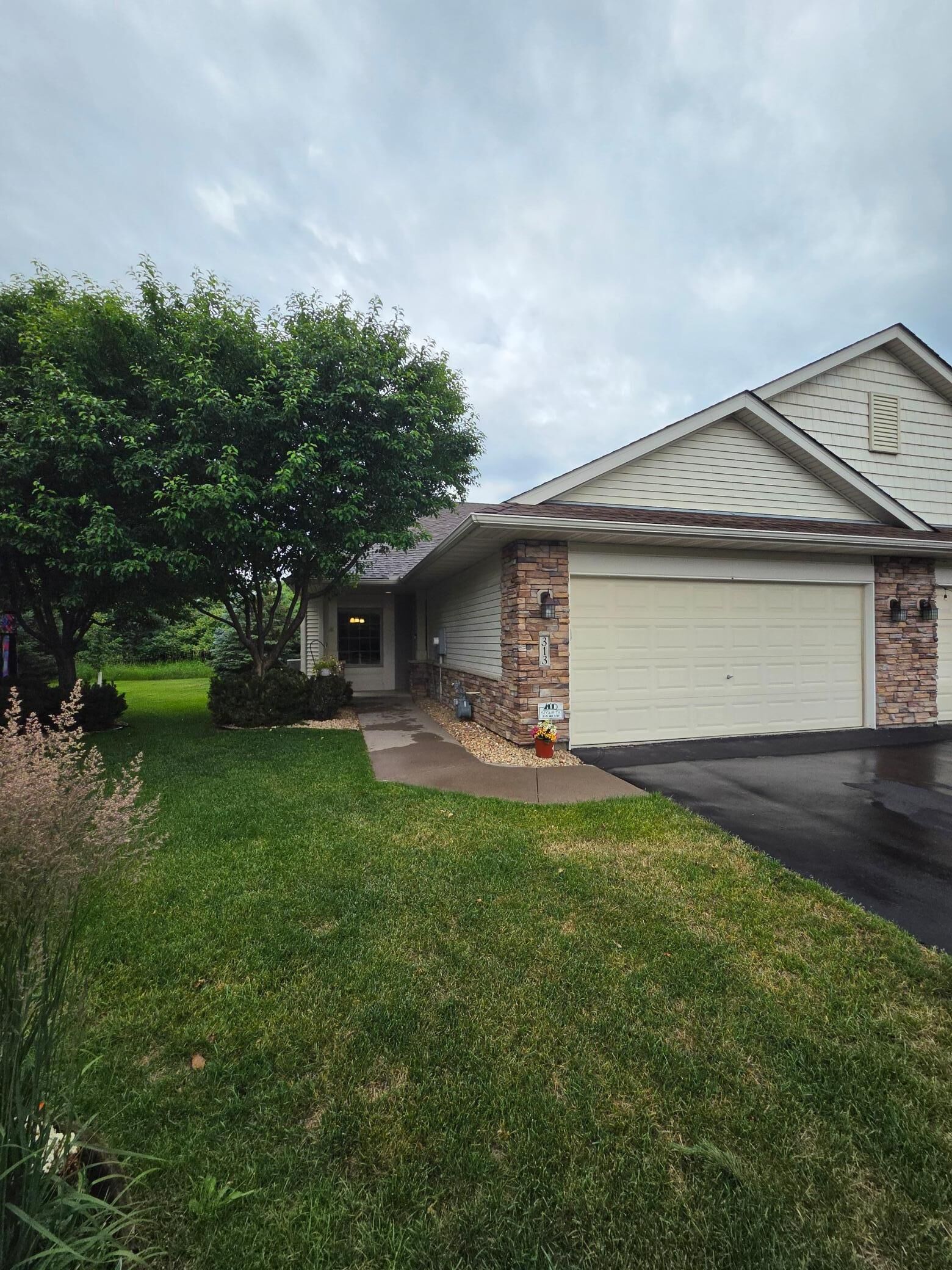 Property Photo:  313 Summer Place E  MN 55117 
