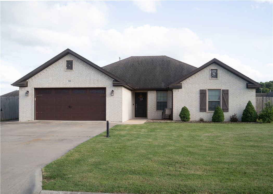 Property Photo:  1001 Red Oak Street  AR 72727 
