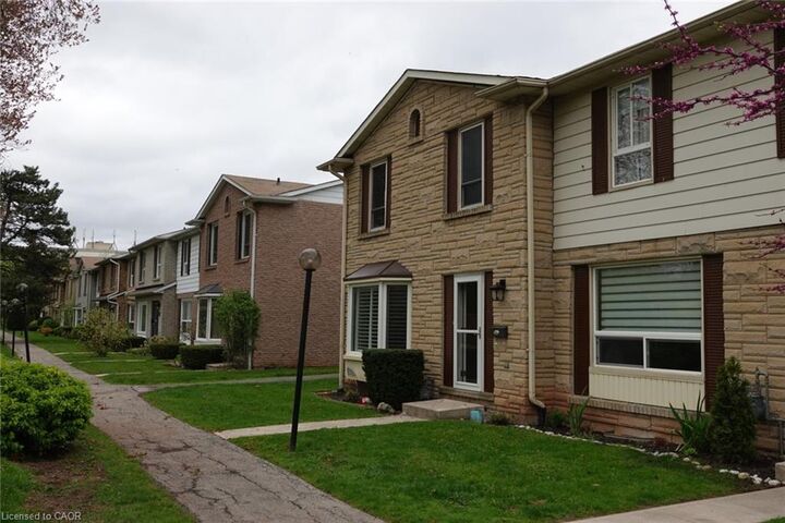 Property Photo: 5475 Lakeshore Road E 9 ON L7L 1E1