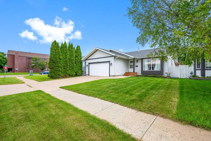 Property Photo:  3121 45 Avenue  SK S9V 2A7 