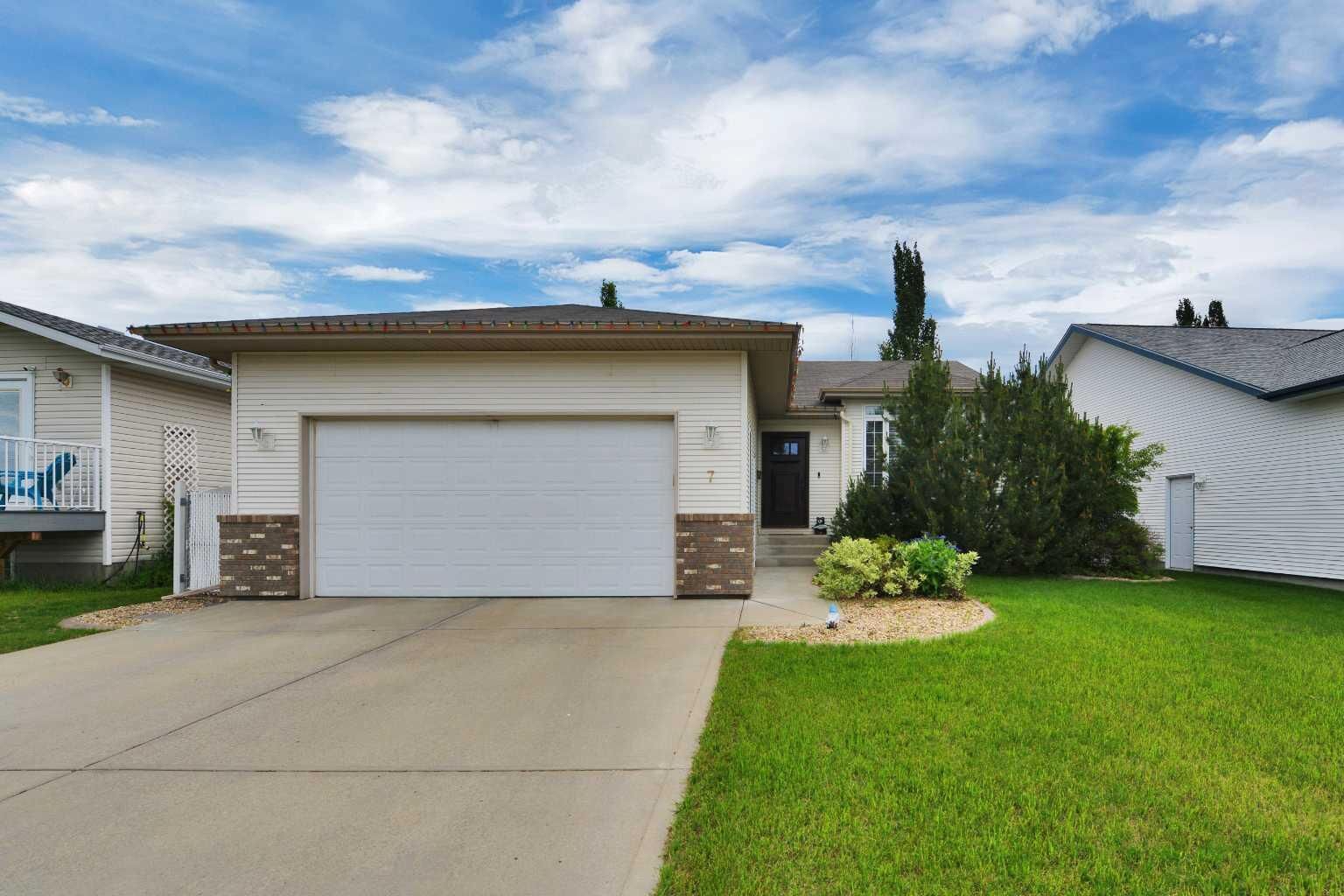 Property Photo:  7 Logan Close  AB T4R 2N6 