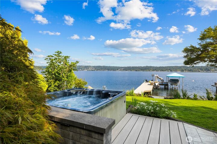Property Photo:  528 W Lake Sammamish Parkway SE  WA 98008 