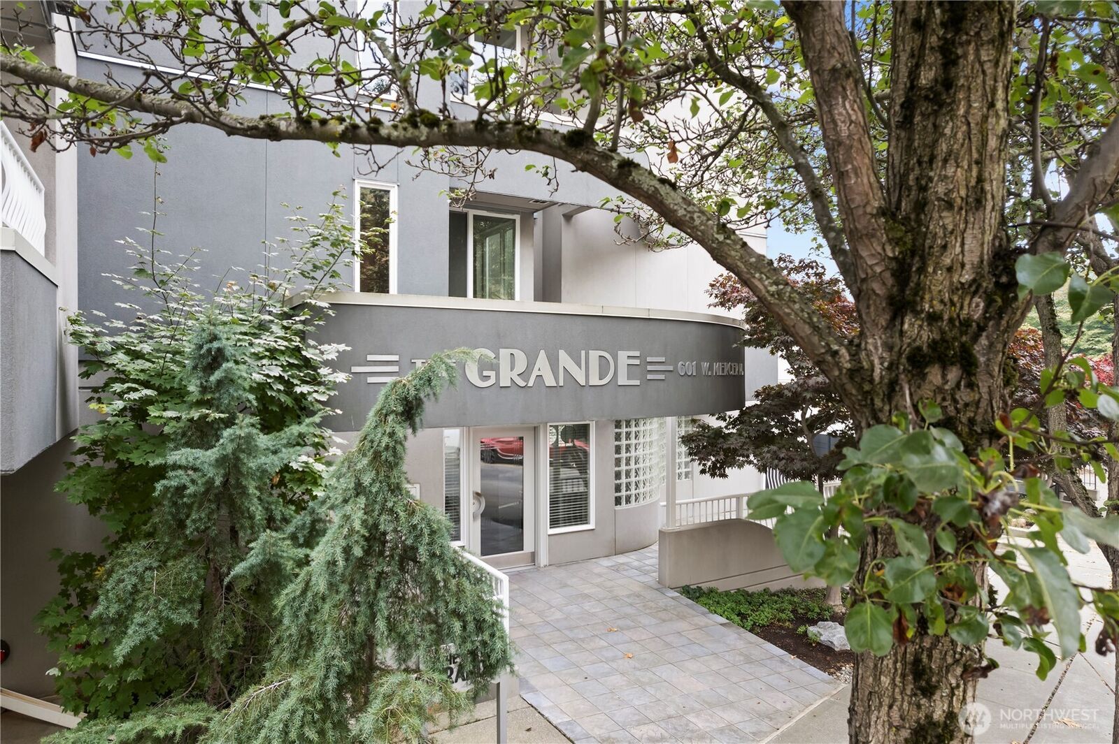 Property Photo:  601 W Mercer Place 401  WA 98119 