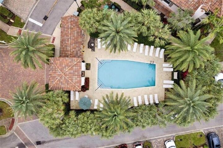 Property Photo: 2930 Cascada Isles Way FL 33024