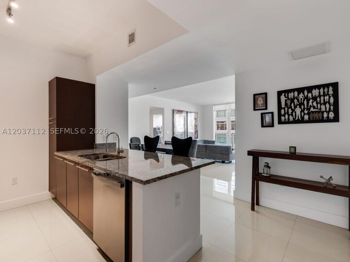 Property Photo:  950 Brickell Bay Dr 1404  FL 33131 