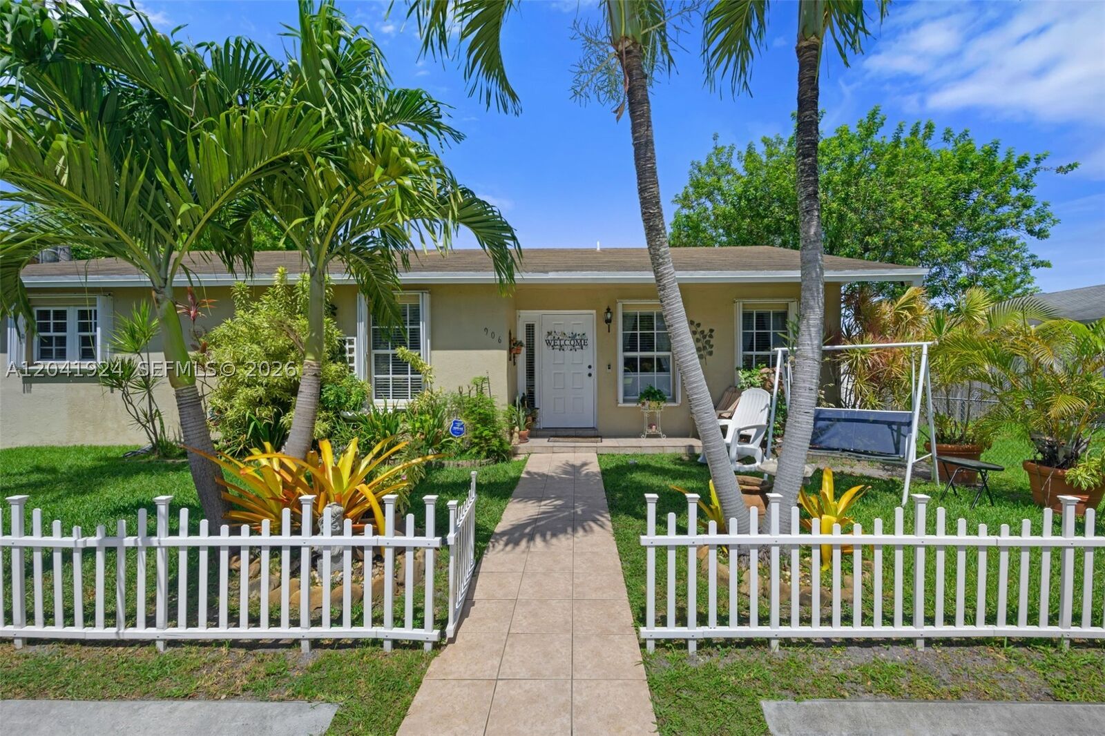 Property Photo: 906 SW 8th Ave FL 33009