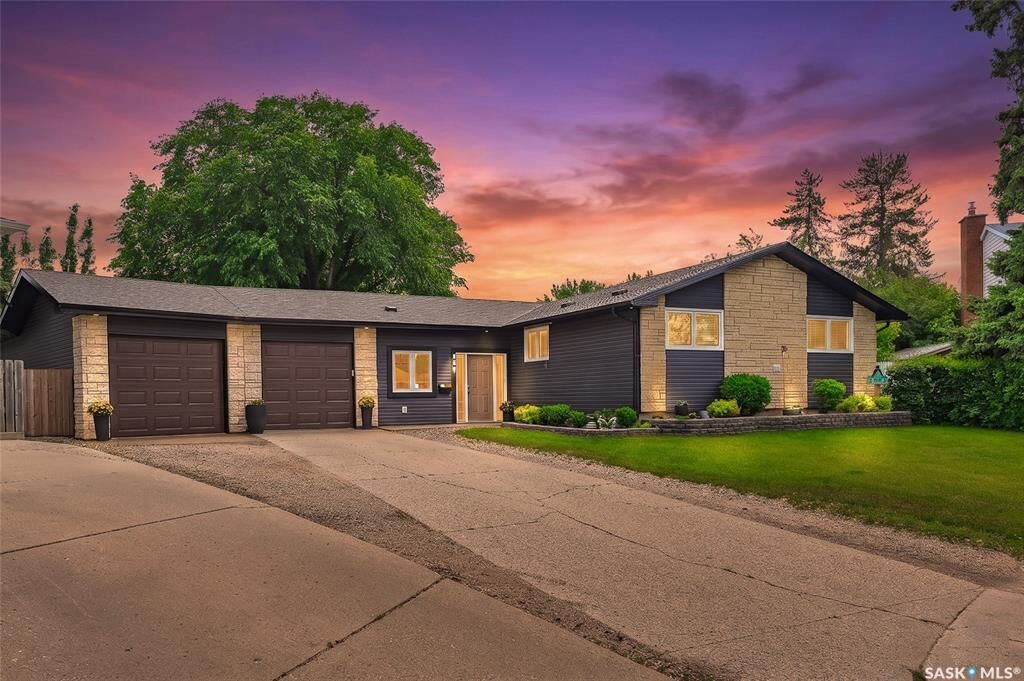Property Photo:  722 East Drive  SK S7J 2X7 