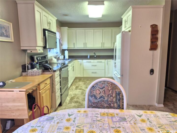 Property Photo: 566 Dieppe Drive SK S4H 2Y2