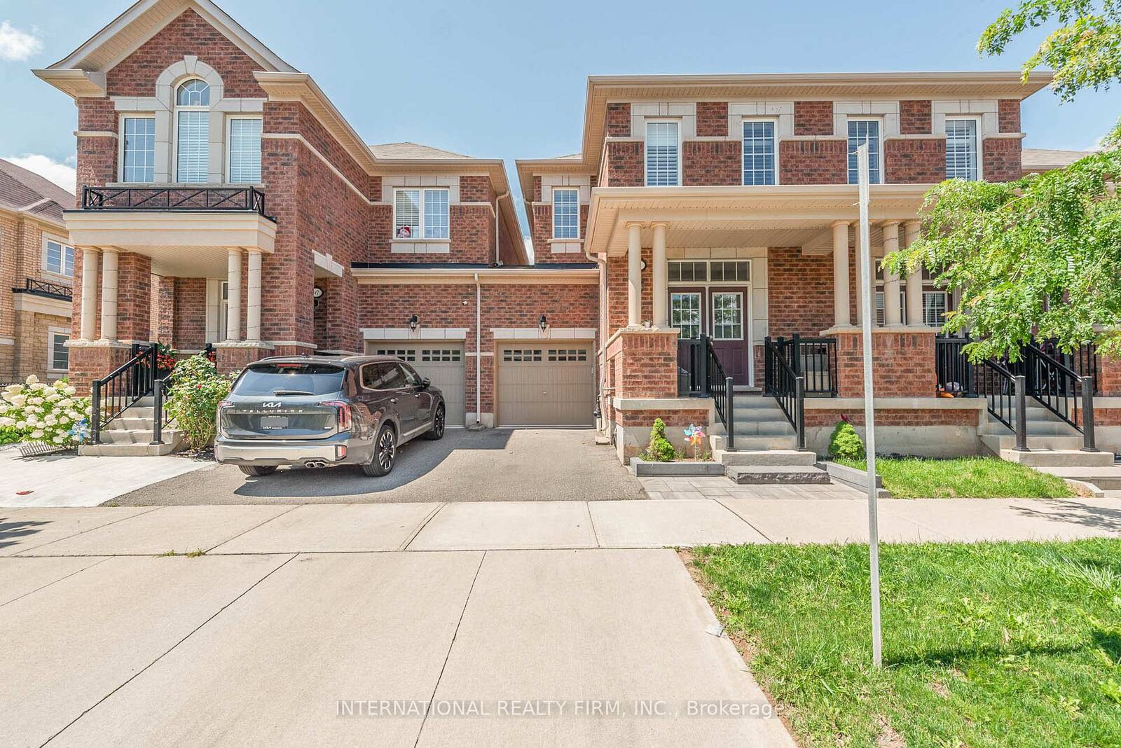 Property Photo: 99 Huguenot Road ON L6H 0M3