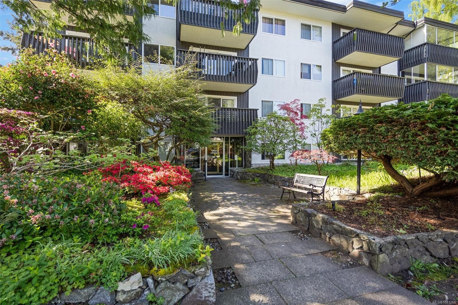 Property Photo: 1035 McClure St #204 BC V8V 3G1