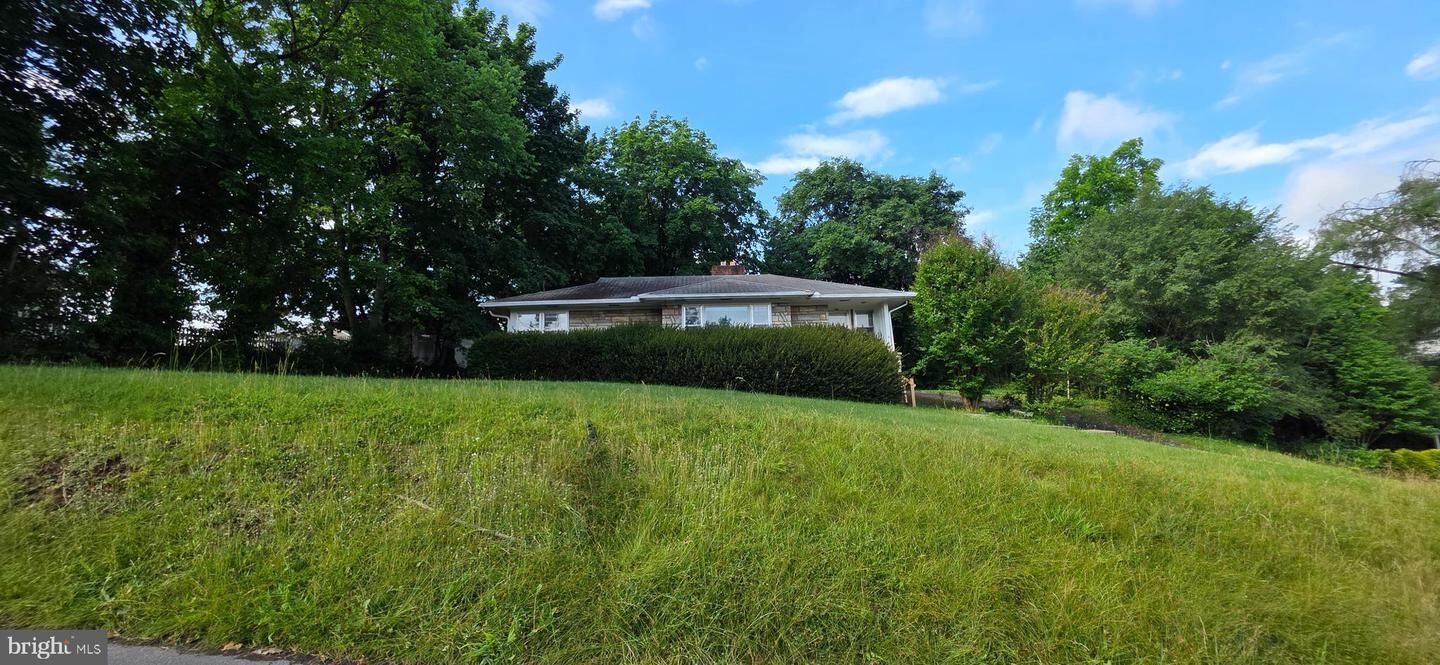 Property Photo:  104 E South Street  VA 22664 