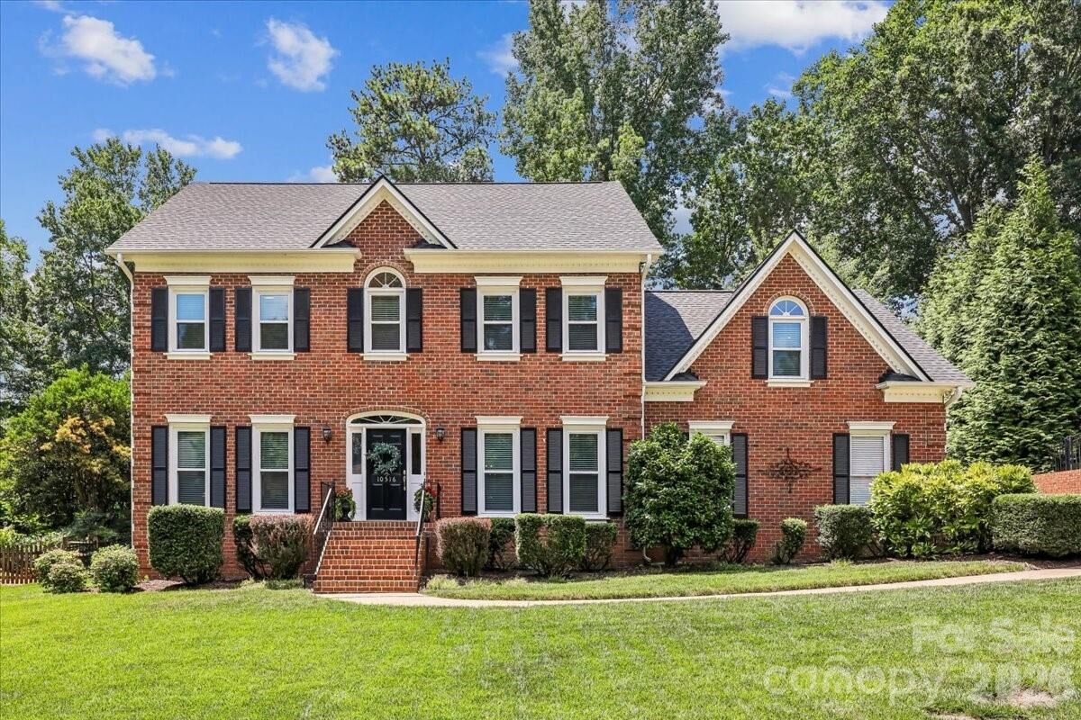 Property Photo: 10516 Hollybrook Drive NC 28277