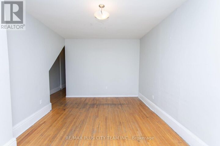 Property Photo:  682 Bathurst Street 2  ON M5S 2R3 