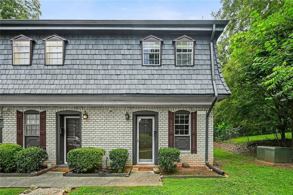 Property Photo: 301 Stonecliff Court GA 30083