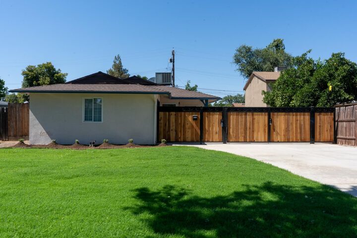 Property Photo:  1013 E Garland  CA 93704 