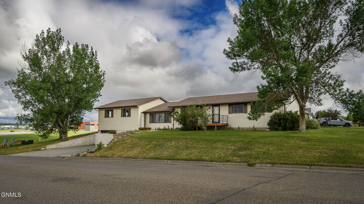 Property Photo:  418 16th Street NE  ND 58523 