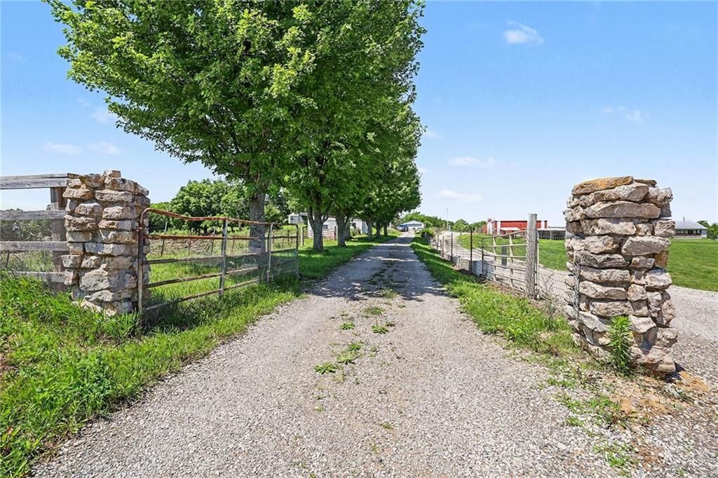 Property Photo:  9220 NW N Highway  MO 64153 