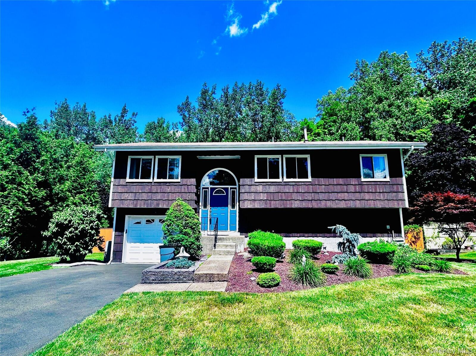 Property Photo:  10 Lighthouse Court  NY 10986 