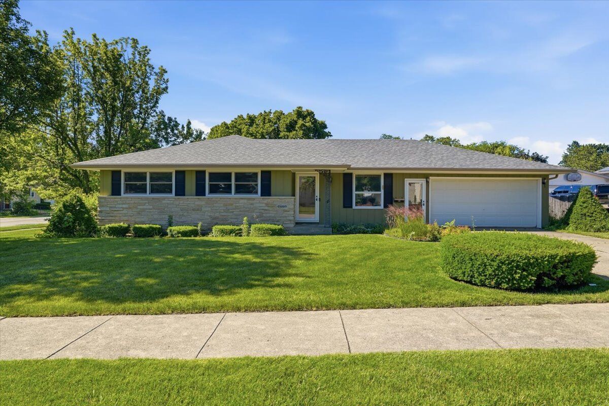 Property Photo: 2705 Adelaide Avenue IL 60087
