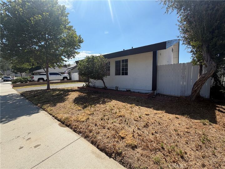 Property Photo:  23767 Via Helina  CA 91355 
