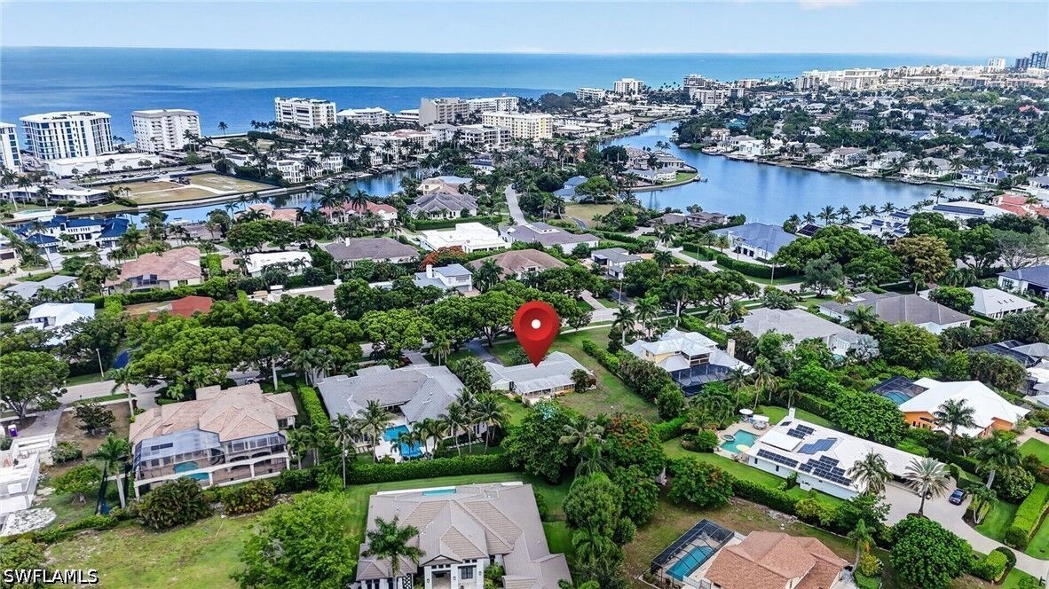 Property Photo: 1608 Crayton Road FL 34102
