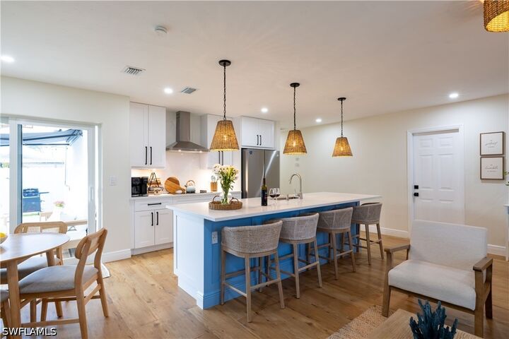 Property Photo:  821 105th Avenue N  FL 34108 