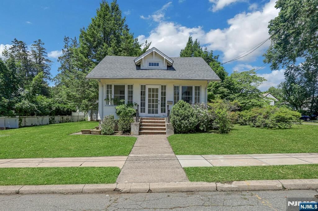Property Photo:  122 Washington Avenue  NJ 07646 