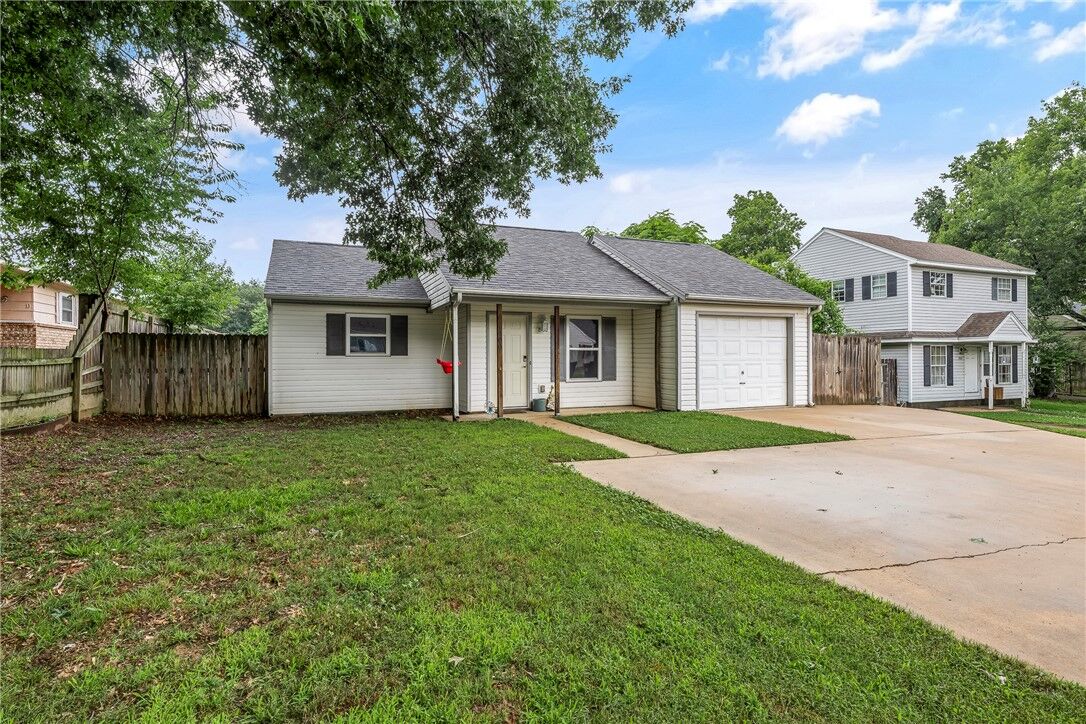 Property Photo:  1906 S Cypress Place  AR 72762 