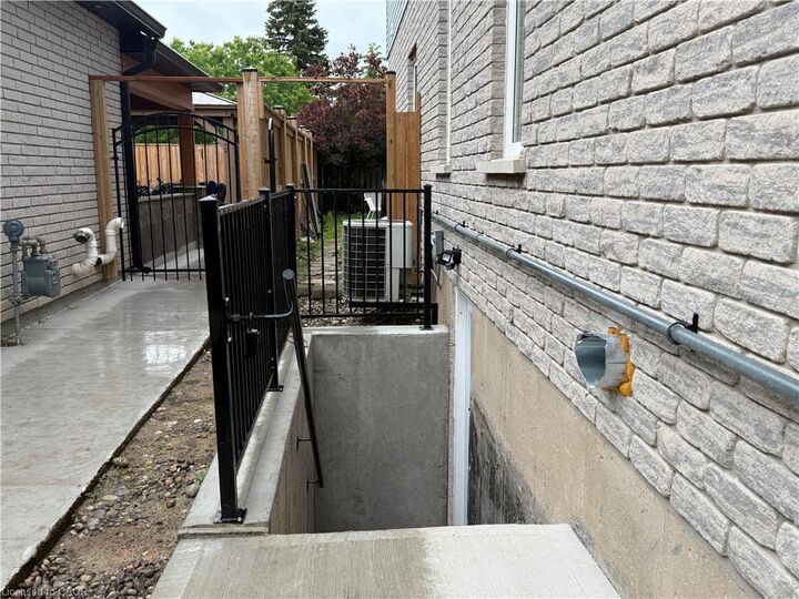 Property Photo:  4 Waterside Drive Lower  ON L8E 5T9 
