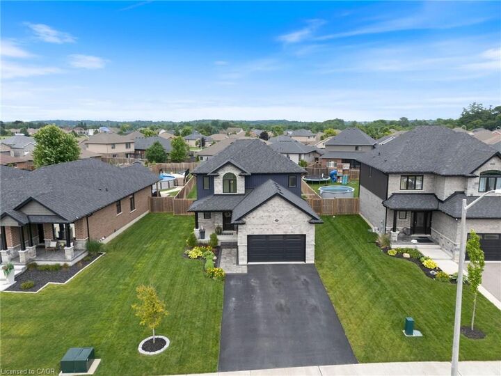 Property Photo:  207 Oak Street  ON N3Y 0B5 