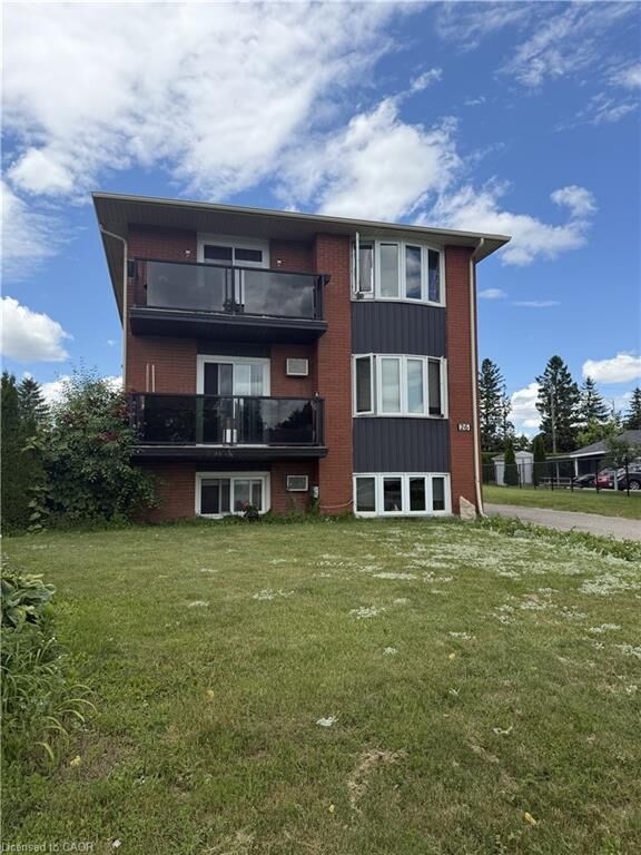 Property Photo: 26 Carnaby Crescent ON N2A 1M7
