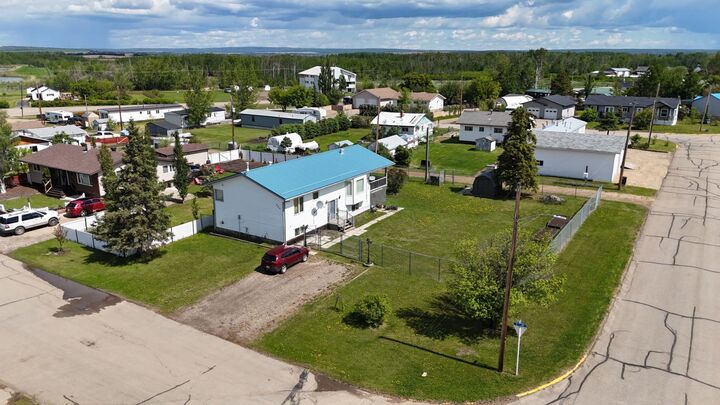 Property Photo:  908 4 Avenue  AB T0H 2A0 