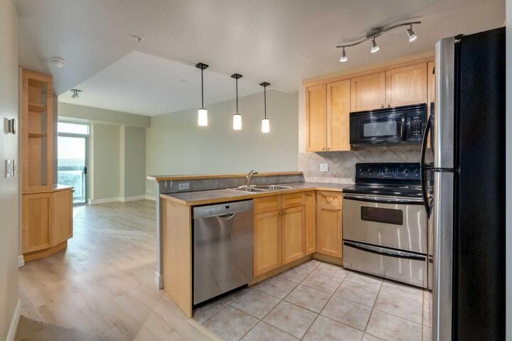 Property Photo: 836 15 Avenue SW 2104 AB T2R 1S2