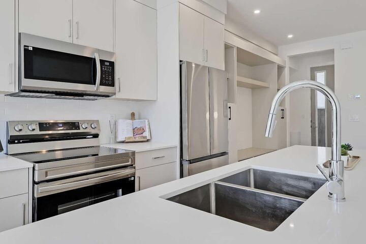 Property Photo: 828 8 Avenue NE 2 AB T2E 9E2