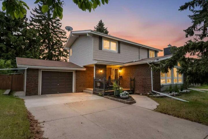 Property Photo: 5 Selkirk Boulevard AB T4N 0G1