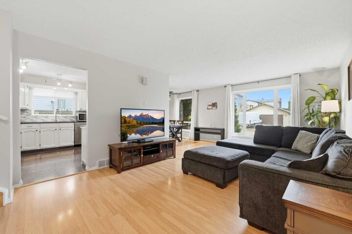 Property Photo:  32 Beddington Rise NE  AB T3K 1N2 