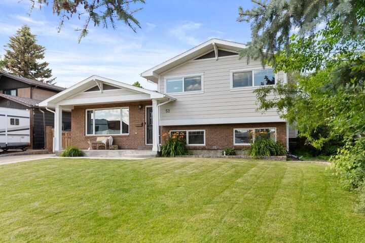 Property Photo:  52 Cunliffe Crescent SE  AB T1B 1K6 