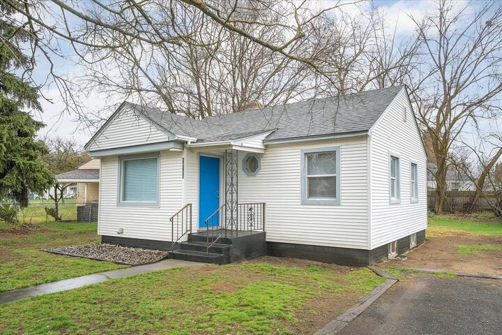 Property Photo:  10124 N Whittier St  WA 99218 