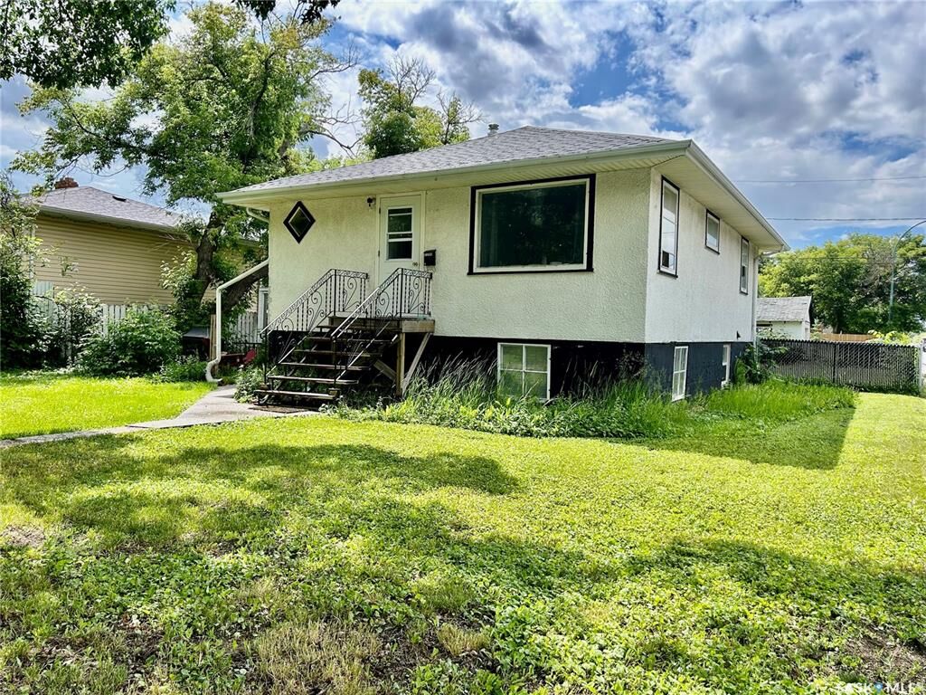 Property Photo:  2200 Francis Street  SK S4N 2P5 