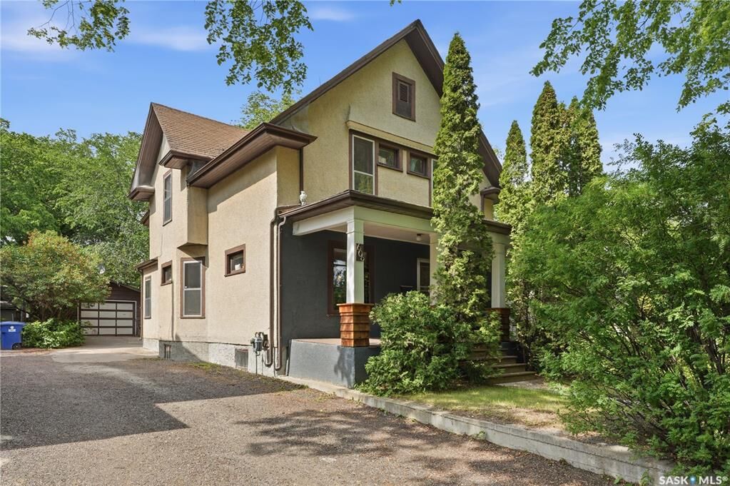 Property Photo: 606 Bedford Road SK S7L 0E8