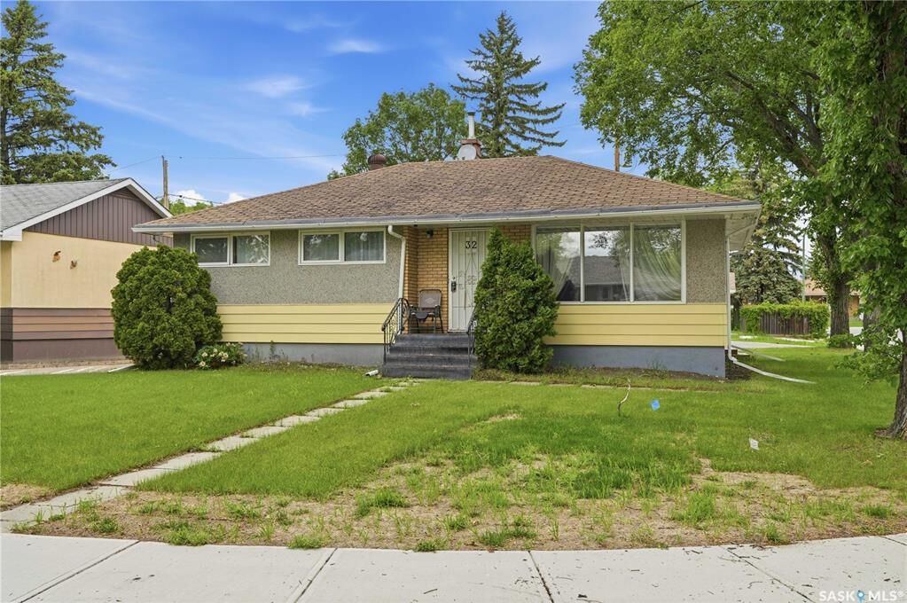 Property Photo:  32 Mathieu Crescent  SK S4R 3J2 
