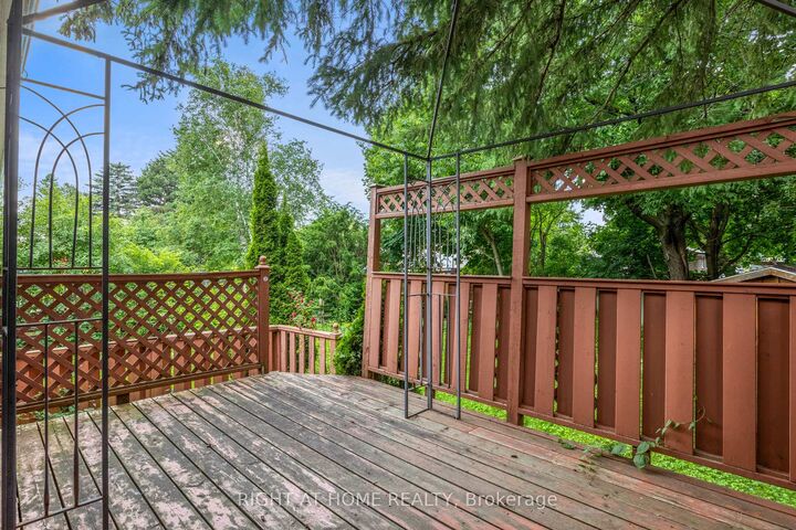 Property Photo:  695 Glen Forrest Boulevard Upper  ON N2L 4K7 
