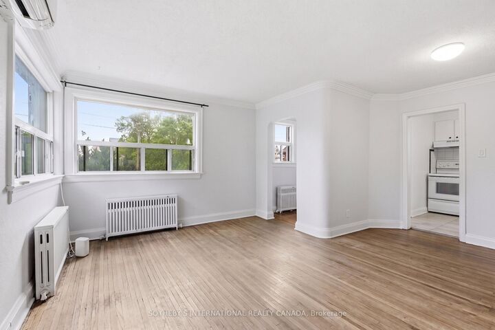 Property Photo:  676 Beresford Avenue Upper  ON M6S 3C5 